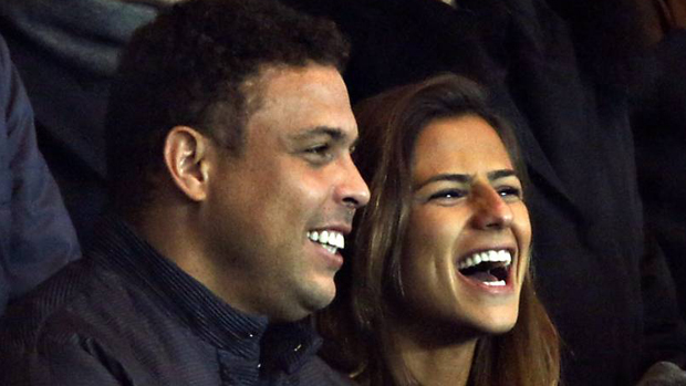 Ronaldo com a namorada Paula Morais, na França