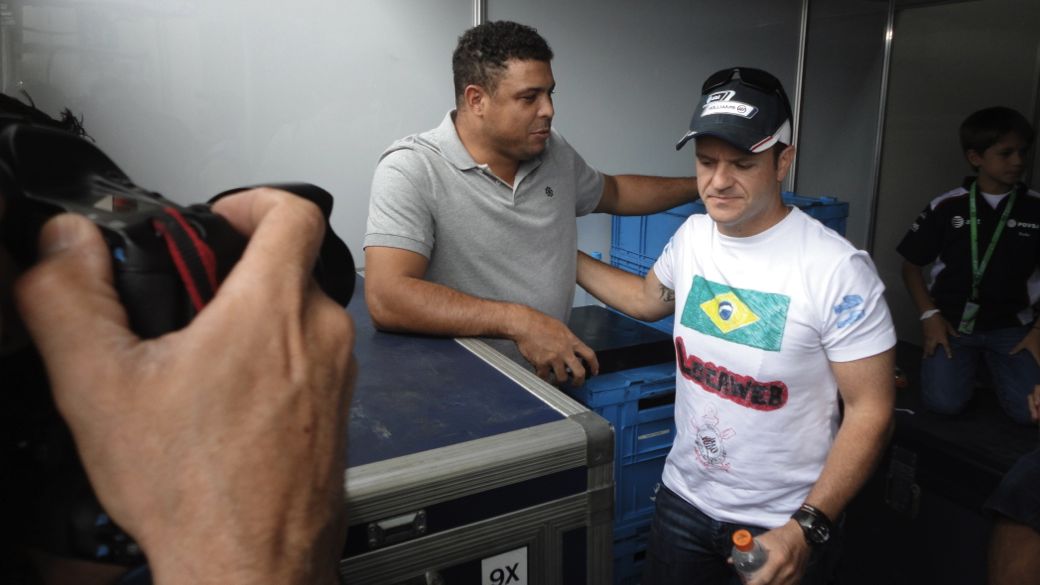 Ronaldo e Rubens Barrichello conversam pouco antes do GP do Brasil de Fórmula 1, em Interlagos, São Paulo