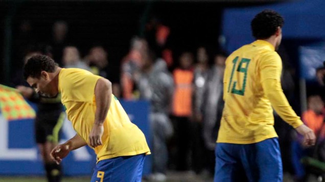 O jogador Ronaldo entra no lugar de Fred durante partida contra a Romênia no Pacaembu, São Paulo   