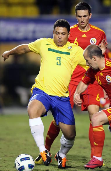 O jogador Ronaldo durante partida contra a Romênia no Pacaembu, São Paulo
