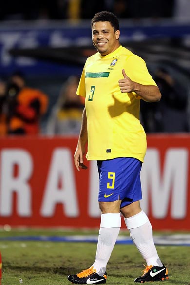 O jogador Ronaldo durante partida contra a Romênia no Pacaembu, São Paulo O jogador Ronaldo durante partida contra a Romênia no Pacaembu, São Paulo