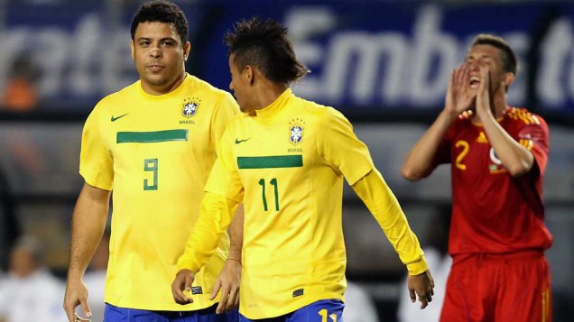 Ronaldo com Neymar durante a despedida do veterano da seleção brasileira, contra a Romênia, no Pacaembu, em São Paulo