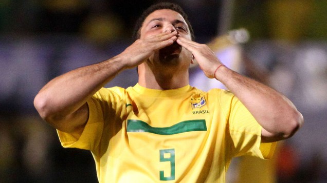 O jogador Ronaldo durante partida contra a Romênia no Pacaembu, São Paulo