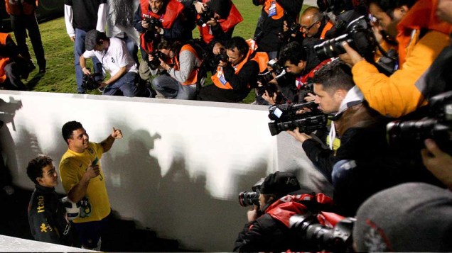 O jogador Ronaldo deixa o gramado após participar da partida contra a Romênia no Pacaembu, São Paulo
