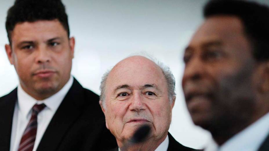 Ronaldo, Sepp Blatter, presidente da FIFA, e Pelé durante evento, em Brasília