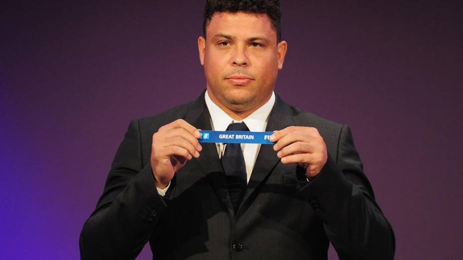 Ronaldo participa do sorteio dos grupos do torneio olímpico de futebol, no Estádio de Wembley, em Londres; o local será palco da disputa pelo ouro