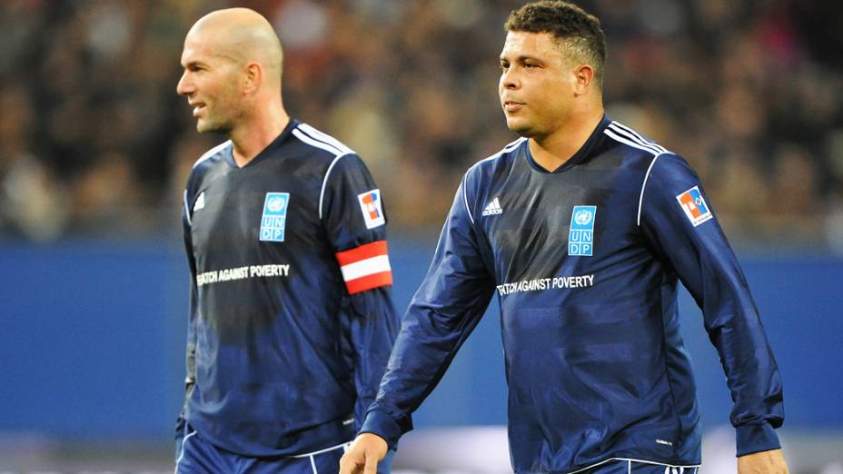 Ronaldo e Zidane, no jogo em Hamburgo, Alemanha, em dezembro de 2011