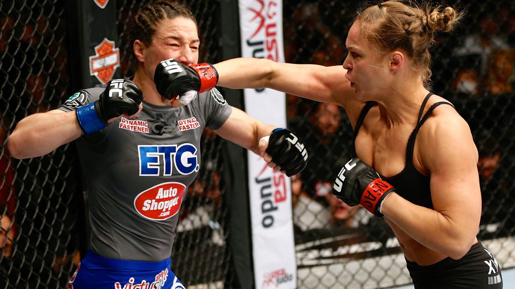 Ronda Rousey nocauteia Sara McMann no UFC 170, em Las Vegas