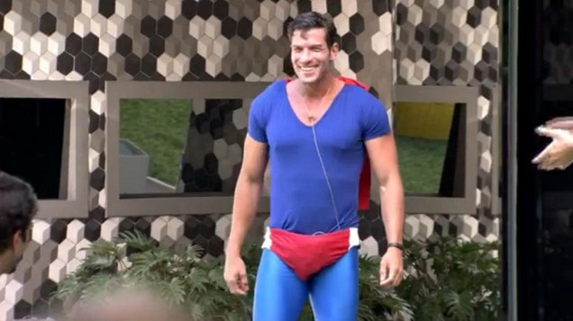 Roni se veste de Superman no BBB14