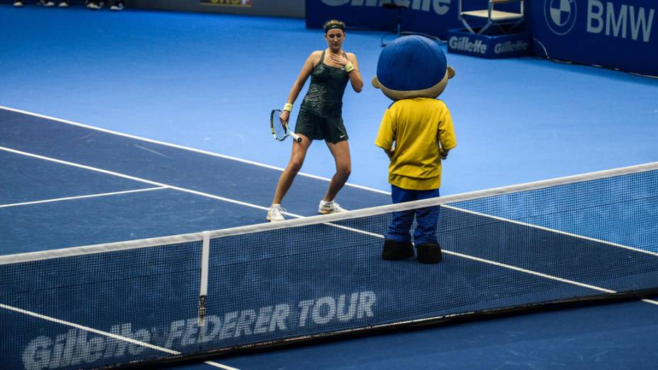 Victoria Azarenka dança com mascote durante  a partida contra Serena Williams