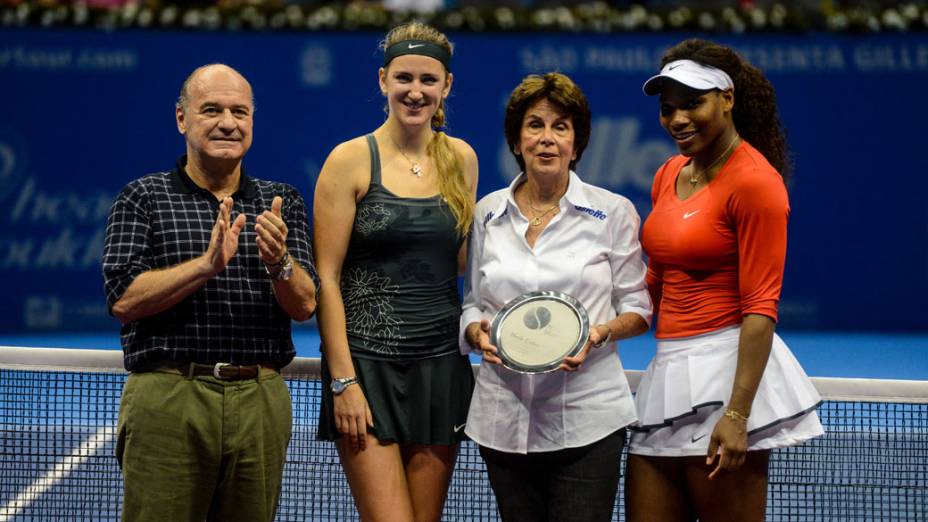 A tenista brasileira Maria Esther Bueno é homenageada durante o Gillette Federer Tour, no ginásio do Ibirapuera, em São Paulo