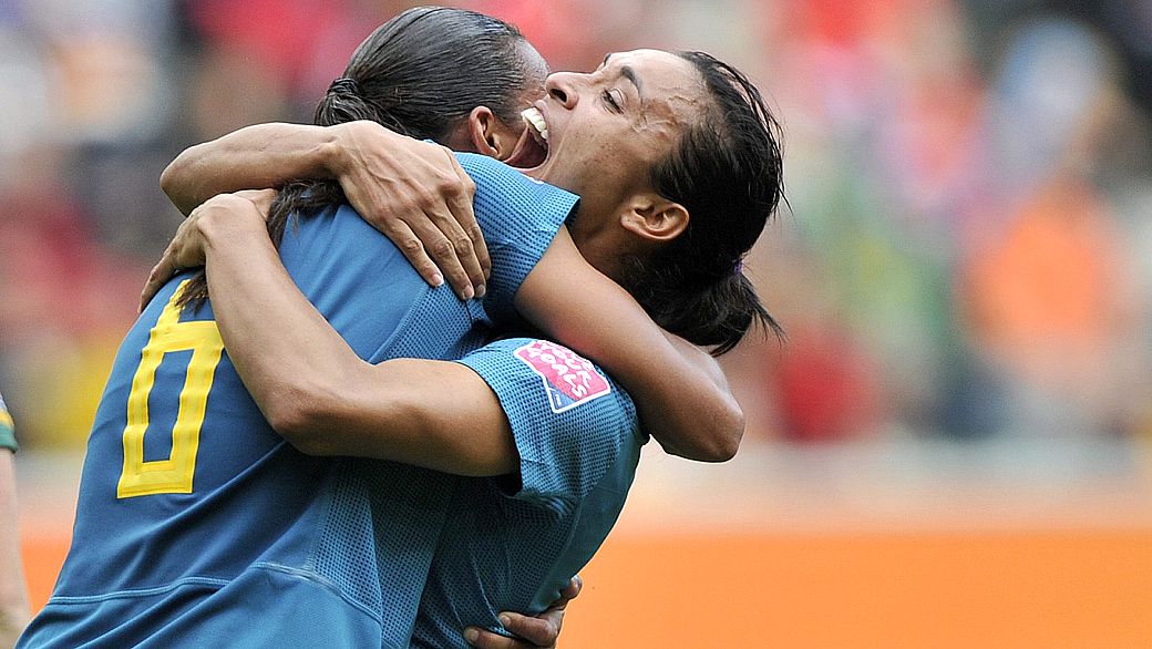Rosana (à esq) marcou o gol da primeira vitória da seleção brasileira no Mundial feminino, que acontece na Alemanha