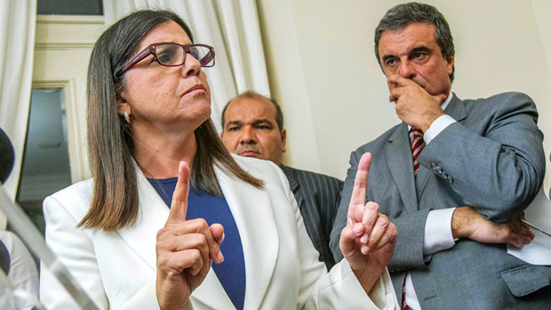 LAGOSTA, DÓLARES E CAVIAR - Em meio à crise, o governo Roseana Sarney encomendou lagosta. Criticado, substituiu o pedido por caviar. A governadora (ao lado do ministro José Eduardo Cardozo) entregou a administração dos presídios do estado ao amigo e sócio da família que, em 2002, a socorreu quando a PF encontrou 1,3 milhão de reais na sede da empresa de seu marido