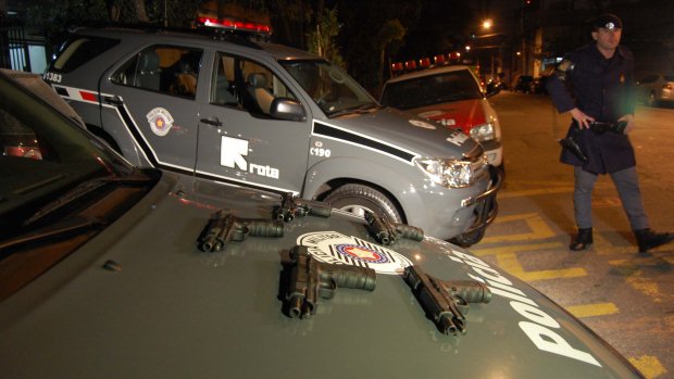 Armamento da Polícia Militar, apreendido pela Rota com dois homens em São Paulo