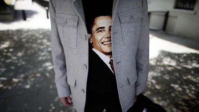 Em Londres, o roteirista americano Beau Dare usa camiseta com a caricatura de Barack Obama
