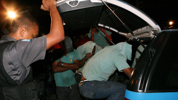 Policial realiza prisão no Rio de Janeiro. Quase 200.000 mandados estão pendentes no país.