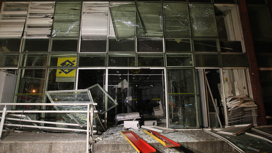 Em São Paulo, criminosos explodiram uma agência do Banco do Brasil na Vila Sônia por volta das 4h desta quarta-feira