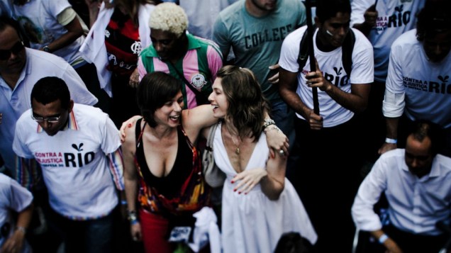 As atrizes Maria Paula e Letícia Spiller na ala dos artistas durante a caminhada contra a mudança na partilha dos royalties, no centro do Rio