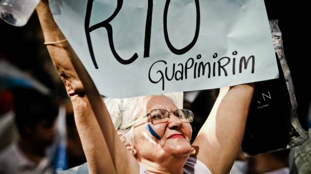 Uma manifestante em devesa do município de Guapimirim: protesto não tem idade