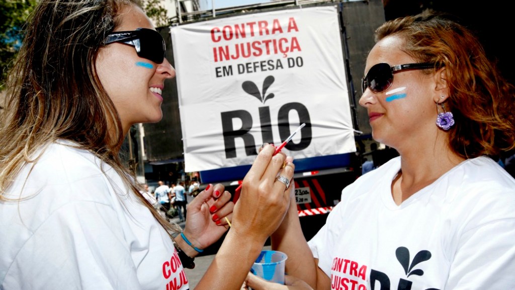 Caras-pintadas em azul e branco: cores do estado do Rio para protestar contra a mudança na partilha dos royalties do petróleo