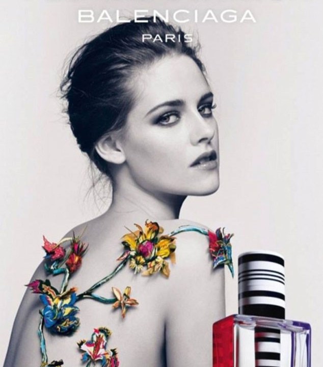 Atriz Kristen Stewart em propaganda de perfume da marca Balenciaga