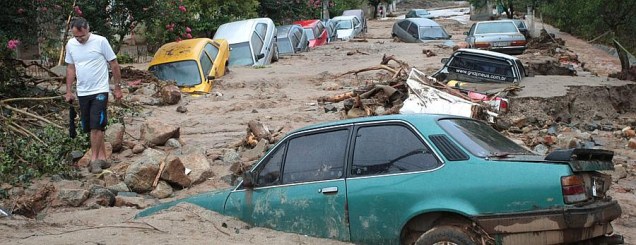 A Rua Teresópolis, em Nova Friburgo, coberta pela lama; a cidade é a mais prejudicada pelas chuvas - 14/1/2011