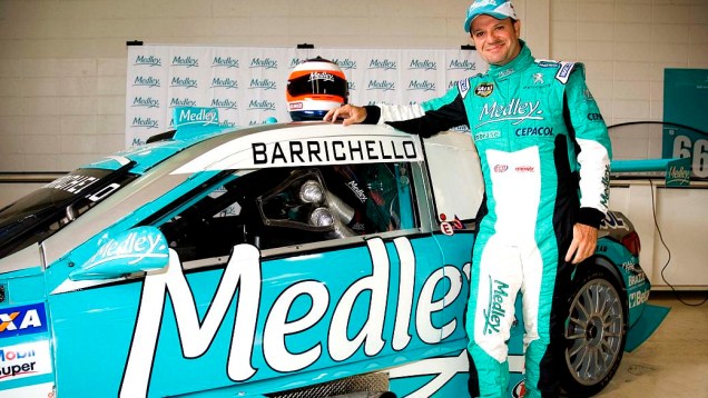 Rubens Barrichello ao lado do carro em que participara da Corrida do Milhão, da Stock Car