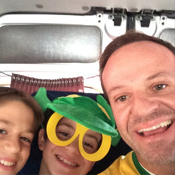 Rubens Barrichello com os filhos rumo ao Itaquerão