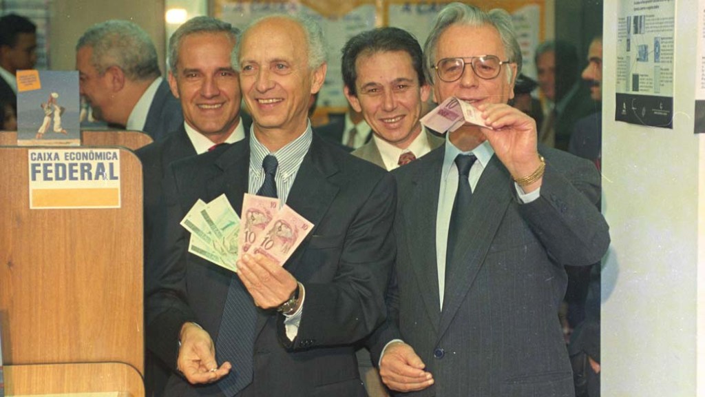 O ministro da Fazenda, Rubens Ricupero, e o presidente Itamar Franco mostram as cédulas de reais, Brasília, 1994