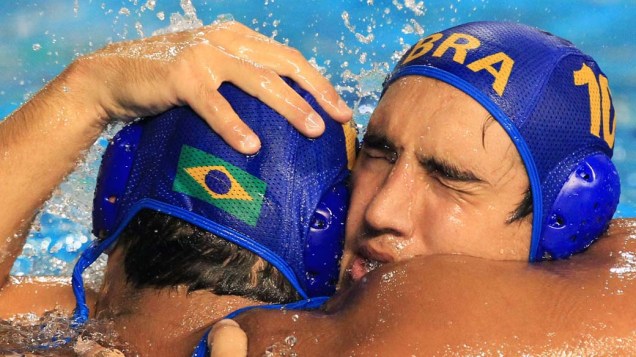 Os brasileiros Ruda Franco e Gabriel Rocha durante a final de polo aquático no décimo quinto dia dos Jogos Pan-Americanos em Guadalajara, México, em 29/10/2011