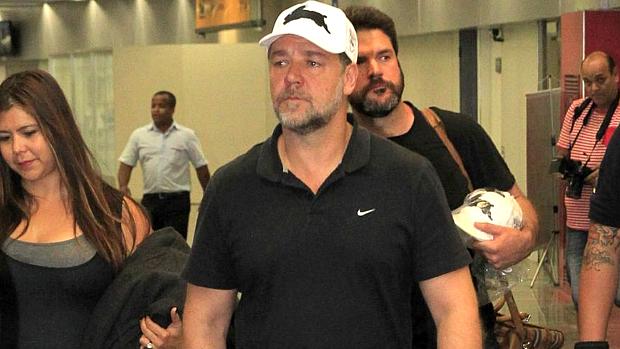Russell Crowe desembarcou no Aeroporto Internacional do Rio, o Galeão