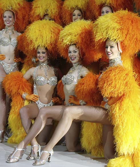 Bailarinas francesas do "Moulin Rouge" durante apresentação de "Cancan" em Moscou, Rússia
