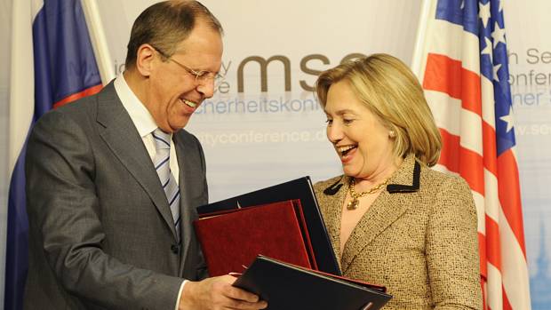 O ministro russo Sergei Lavrov e a secretária de Estado americana Hillary Clinton durante ratificação do Start