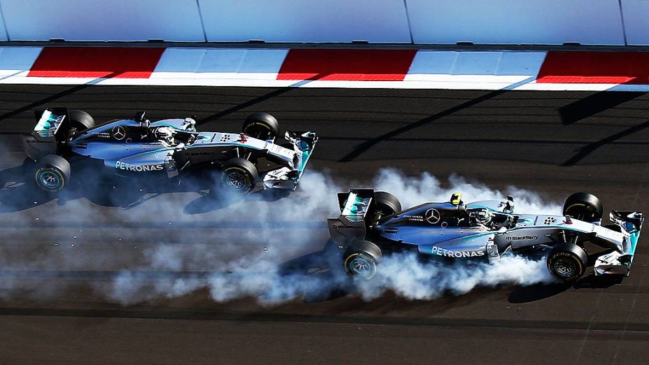 A briga que marcou a temporada: Nico Rosberg x Lewis Hamilton (na foto, brigando pela liderança no GP da Rússia, em Sochi)