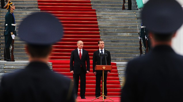 O novo presidente russo, Vladimir Putin, e o ex-presidente Dmitri Medvedev na cerimônia de posse de Putin, em moscou, na Rússia. Ele vai cumprir um mandato de seis anos