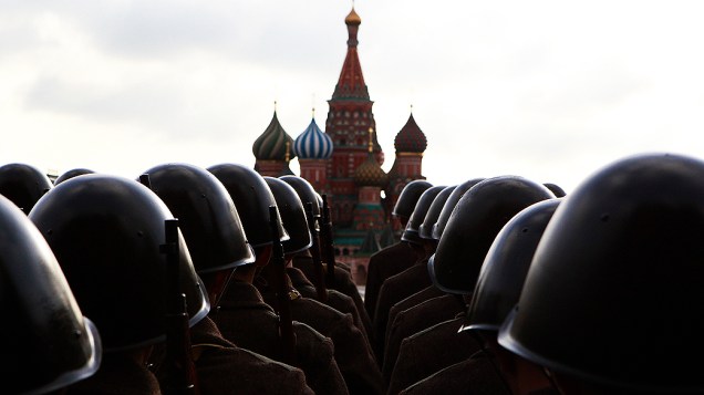 Militares russos participam de ensaio na praça Vermelha, em Moscou, na Rússia para desfile que lembra marcha de 1941