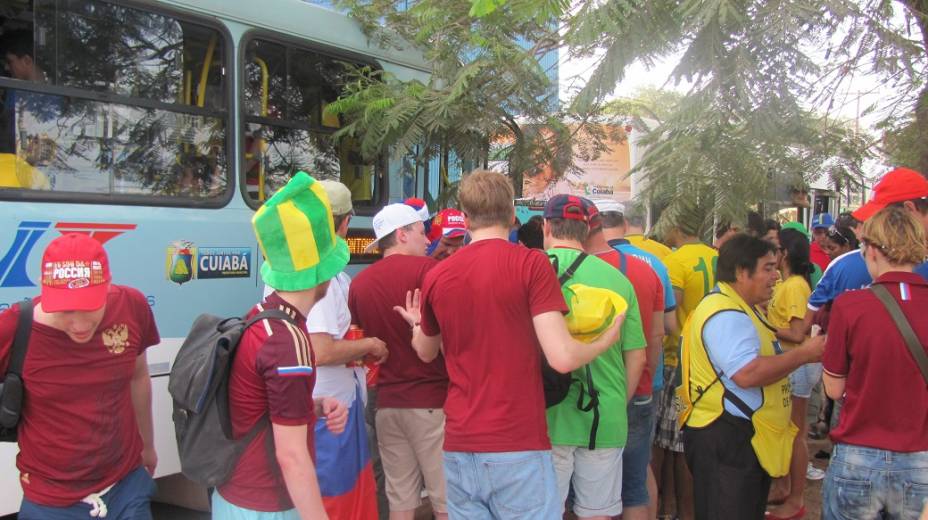 Russos aguardam ônibus com destino à Arena Pantanal, em Cuiabá