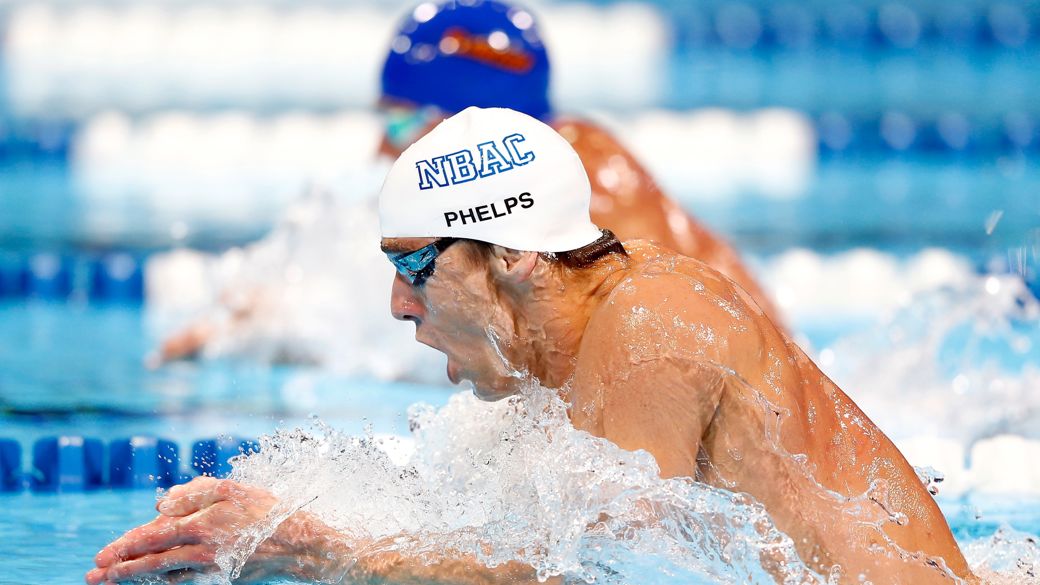 Briga equilibrada: Michael Phelps (de touca branca) e Ryan Lochte duelam nos 200 metros nado medley na seletiva olímpica dos Estados Unidos, em Omaha