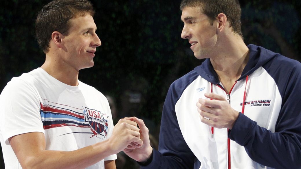 Ryan Lochte e Michael Phelps se cumprimentam depois dos 200 metros nado livre na seletiva olímpica americana. Phelps levou a melhor na prova