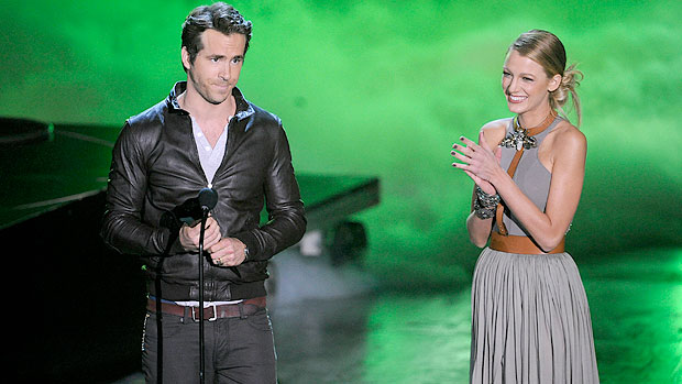 Ryan Reynolds recebe prêmio da colega de Lanterna Verde Blake Lively em evento em Los Angeles