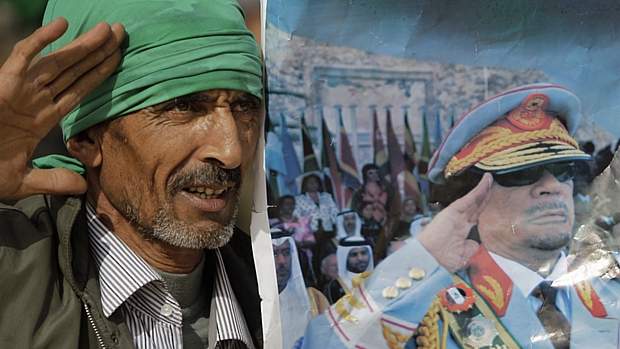 Homem reverencia imagem de Kadafi em Sabratha: cidade voltou para o controle do governo líbio na manhã desta quarta-feira