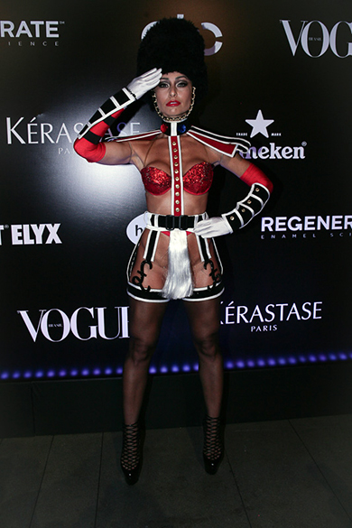 Sabrina Sato de soldado sensual (?) em baile da Vogue