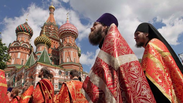 Sacerdotes ortodoxos russos participam de evento religioso no dia de São Cirilo e São Metódio, em Moscou