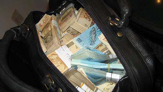 Dinheiro foi transportado em três bolsas num avisão particular