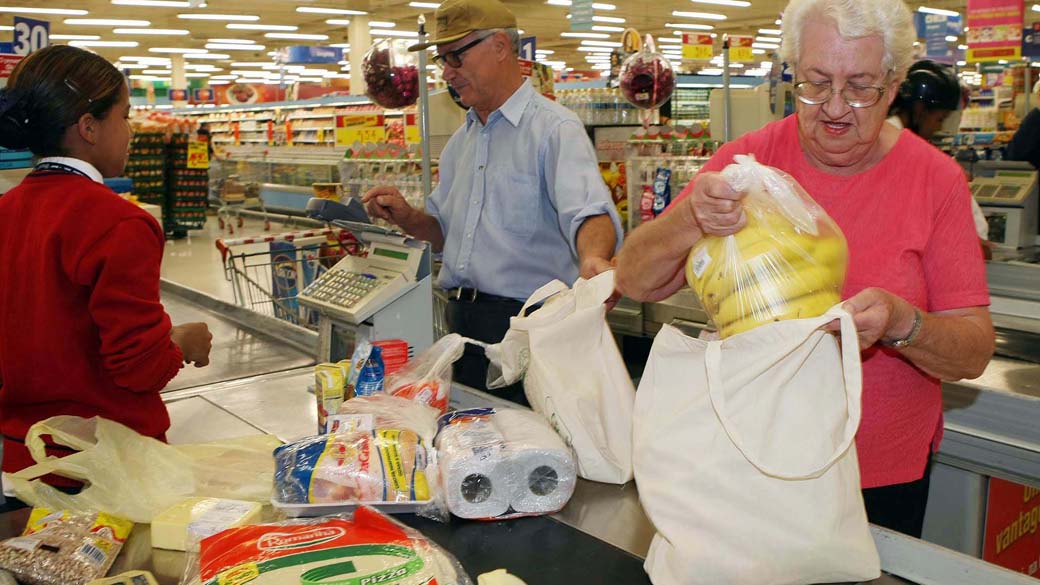 Consumidores estão menos satisfeitos com a atual situação econômica, diz FGV