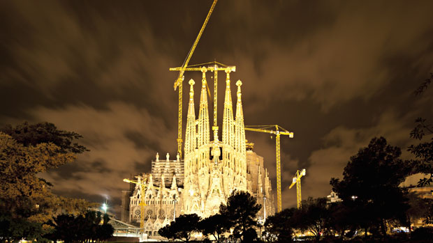 A igreja da Sagrada Família, em Barcelona, será consagrada como basílica pelo papa Bento 16, apesar de estar inacabada