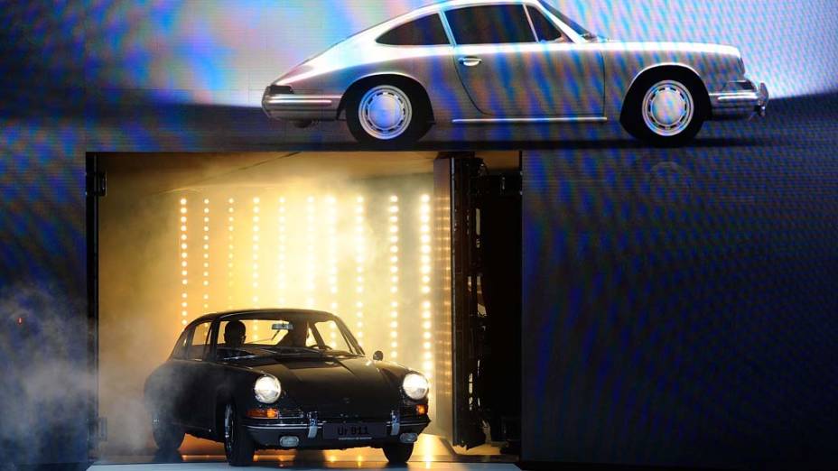 Exibição da primeira versão do Porsche 911 Carrera, de 1963, no Salão Internacional do Automóvel de Frankfurt, Alemanha