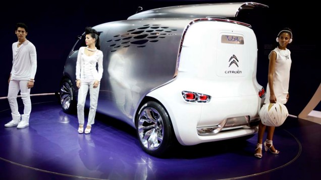 Modelos apresentam a van Citroën Tubik Concept no Salão Internacional do Automóvel de Frankfurt, Alemanha