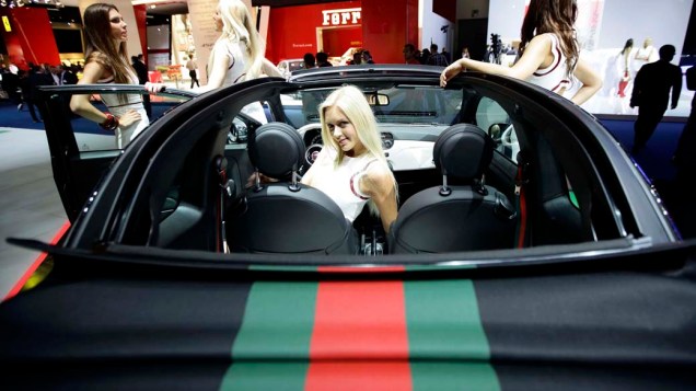 Modelos no estande da Fiat durante o Salão Internacional do Automóvel de Frankfurt, Alemanha