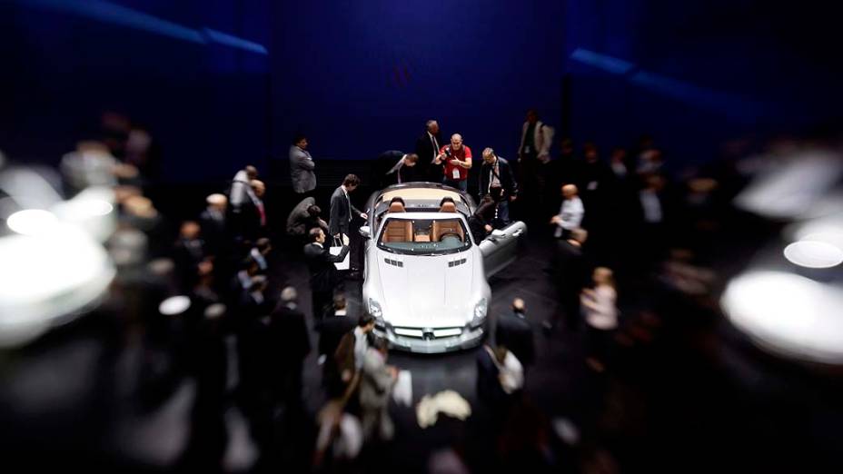 Visitantes no estande da Mercedes-Benz durante o Salão Internacional do Automóvel de Frankfurt, Alemanha